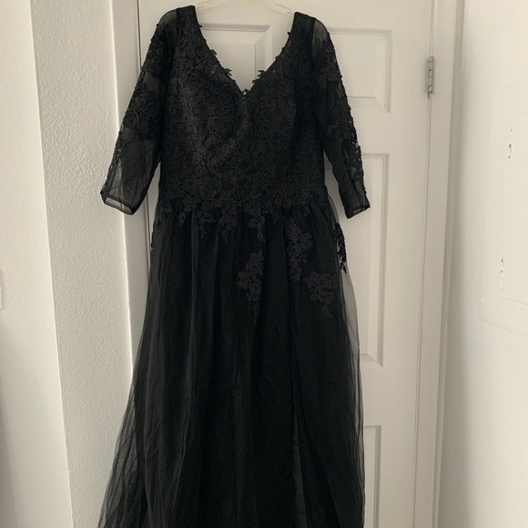 Black lace formal gown - Picture 6 of 8